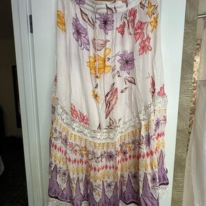 Elegant Flirty Floral Women's skirt. Size L, Boho, vacation, festive. NWOT